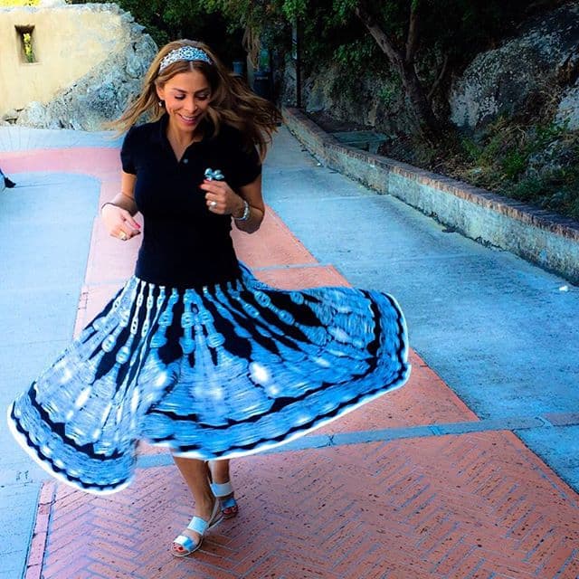 Lourdes estaba feliz en camino al castillo.