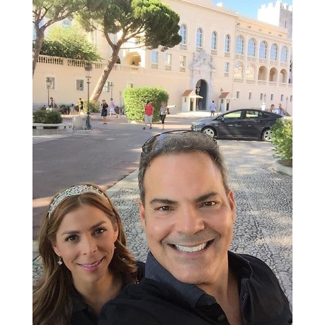 Aquí Lourdes y su esposo se tomaron una foto en el Palacio de Mónaco.