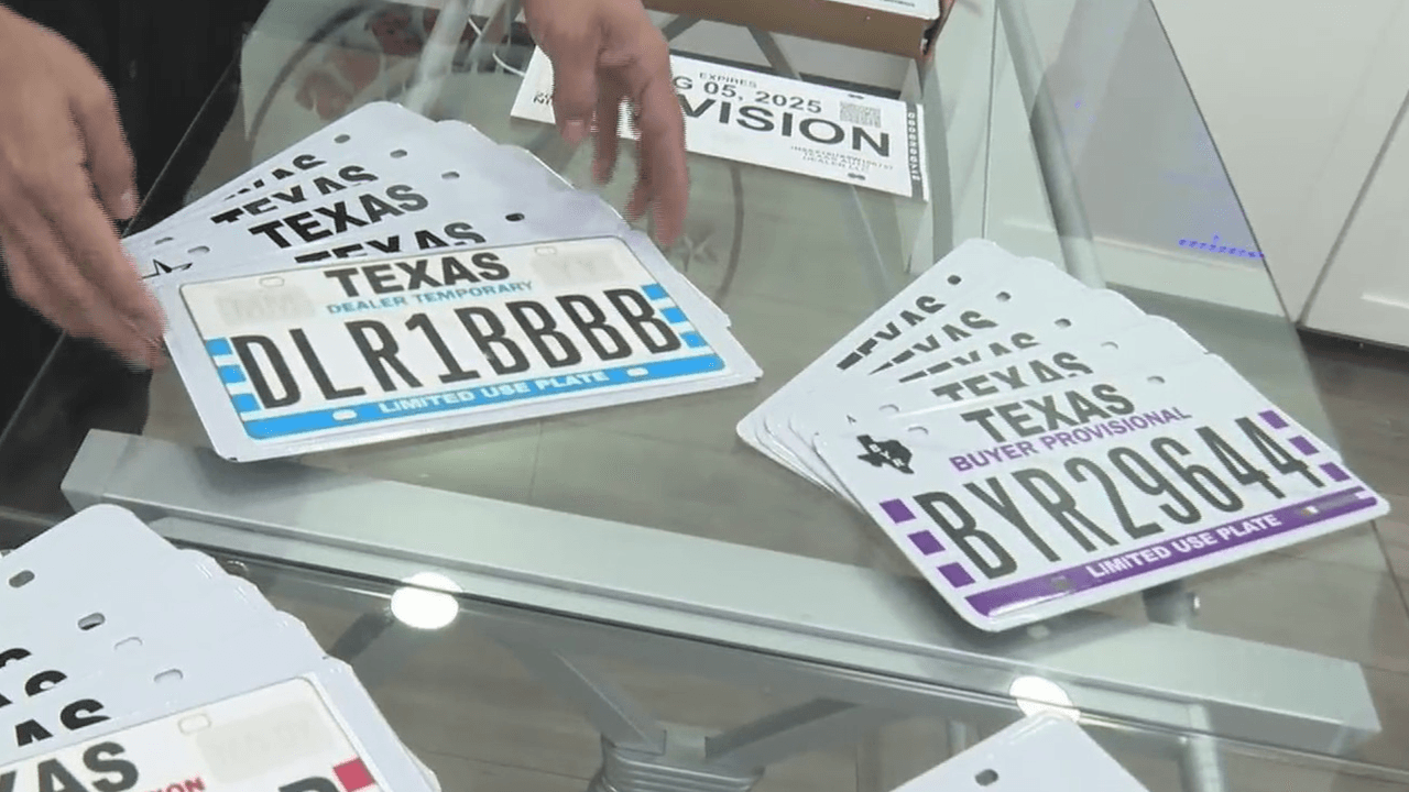 <b>Además también hay otros colores: una verde, que es para una persona que compra un vehículo en Texas y lo registra para otro estado</b>, y una morada, que se usa por un dealership cuando en inventario no tiene una placa regular.
