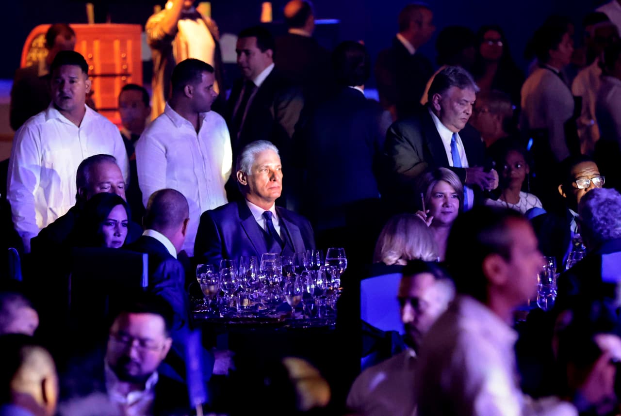 En la cena de gala hubo varios cientos de invitados entre los que destacaron el presidente de Cuba y su primer ministro, Miguel Díaz-Canel y Manuel Marrero. También actuaron artistas como Boney M., los pianistas Emilio Morales y Alejandro Falcón, Zule Guerra, Leo Vera, Zemir Violín, Lily Dayli, Barbara Llanes y la Orquesta Manolito Simonet.
<br>