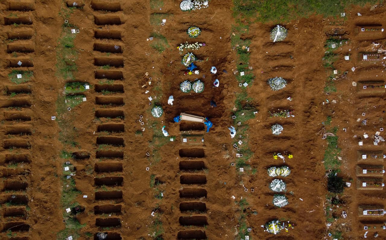 El cementerio Vila Formosa en São Paulo, Brasil, durante un funeral de una víctima del coronavirus. 1 de abril. 
<a href="https://www.univision.com/noticias/salud/agotamiento-dolor-y-optimismo-las-fotos-de-un-enfermero-en-una-de-las-zonas-mas-afectadas-por-el-coronavirus-fotos">Vea aquí las fotos de un enfermero en una de las zonas más afectadas por el coronavirus en Italia </a>
<br>
<br>