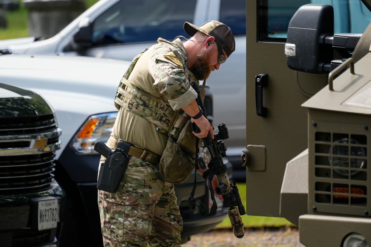 La policía tiene 
<b><a href="https://www.univision.com/local/philadelphia-wuvp/danelo-cavalcante-uso-fuerza-letal-grabacion-madre-busqueda" target="_blank">autorizado el uso de la fuerza letal</a></b> para detenerlo.
<br>