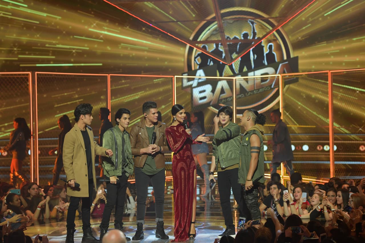 Ale les traería una sorpresa: ¡su disco de platino por 'Primera Cita'!