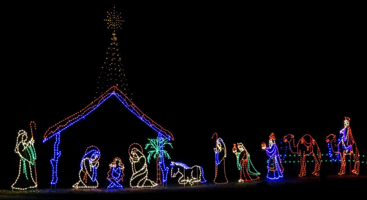 <a href="https://georgiamountainfairgrounds.com/localevents.asp?cl=christmas" target="_blank">Luces navideñas en el campo de montaña en el recinto ferial de Georgia Mountain</a>
<br>
<br>
<a href="https://georgiamountainfairgrounds.com/localevents/christmas" target="_blank">Mountain Country Christmas in Lights</a> es un regalo festivo para toda la familia en el
<a href="https://www.exploregeorgia.org/hiawassee/arts-culture/music/georgia-mountain-fairgrounds" target="_blank"> recinto ferial de Georgia Mountain</a> en Hiawassee, a orillas del lago Chatuge.