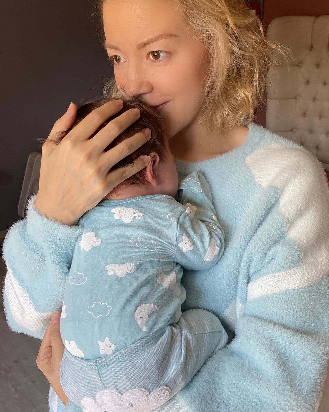 <b>En las nubes</b>
<br>
<br>Una foto en la que la actriz está sosteniendo a su bebé Liam contra ella y ambos tienen ropa azul con un patrón de nubes le provocó tanta ternura a sus seguidores que el 1 de marzo alcanzó más de 681 corazones en su Instagram.