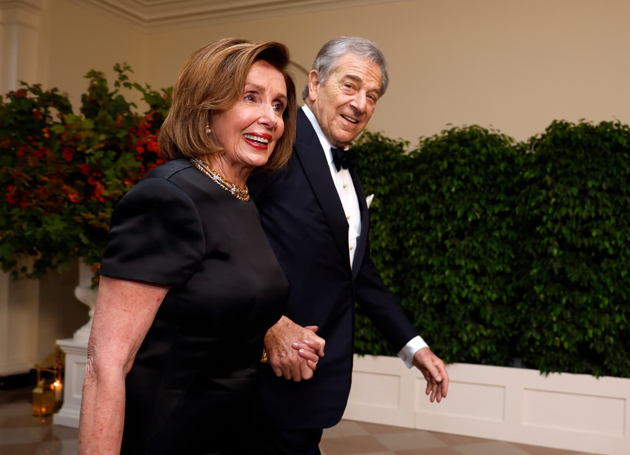 <b>Amenazas y actos de violencia contra Nancy Pelosi:</b> Nancy Pelosi, representante del 12.º distrito congresional de California (que incluye parte de San Francisco) y expresidenta de la Cámara de Representantes, ha sido objeto de
<b> múltiples amenazas de muerte y actos de violencia.</b> En 2022, su esposo, 
<a href="https://www.univision.com/local/san-francisco-kdtv/ataque-contra-paul-pelosi-nancy-pelosi-san-francisco">Paul Pelosi</a>, fue atacado en su casa en San Francisco por un intruso que buscaba a Nancy Pelosi.