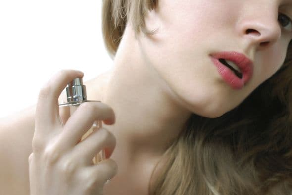 McKay Newton explicó que debes rociarla en tu muñeca y cuello, y dejar que se absorba, para conocer cómo huele realmente.