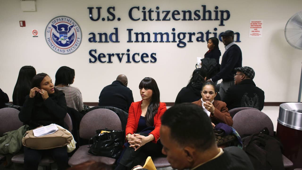 ¿Qué significa la orden del gobierno de detener los trámites migratorios para personas de 19 países?