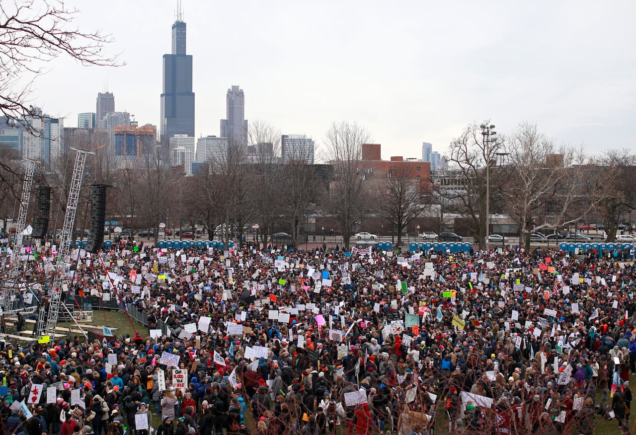 <b>Chicago Illinois.</b> La multitud de manifestantes se reunió en un parque de la ciudad.