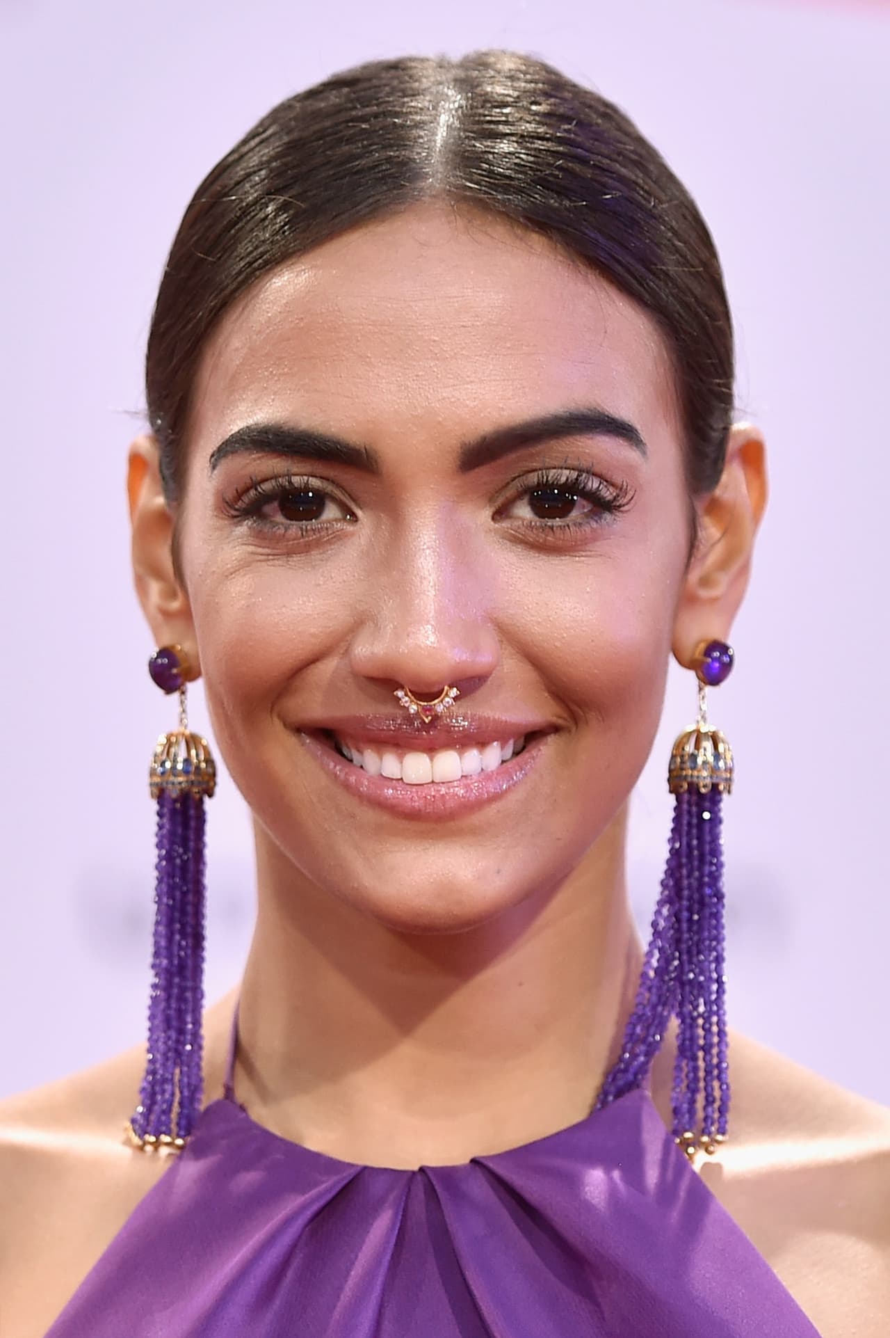 La influencia hindú fluyó por todo su look.