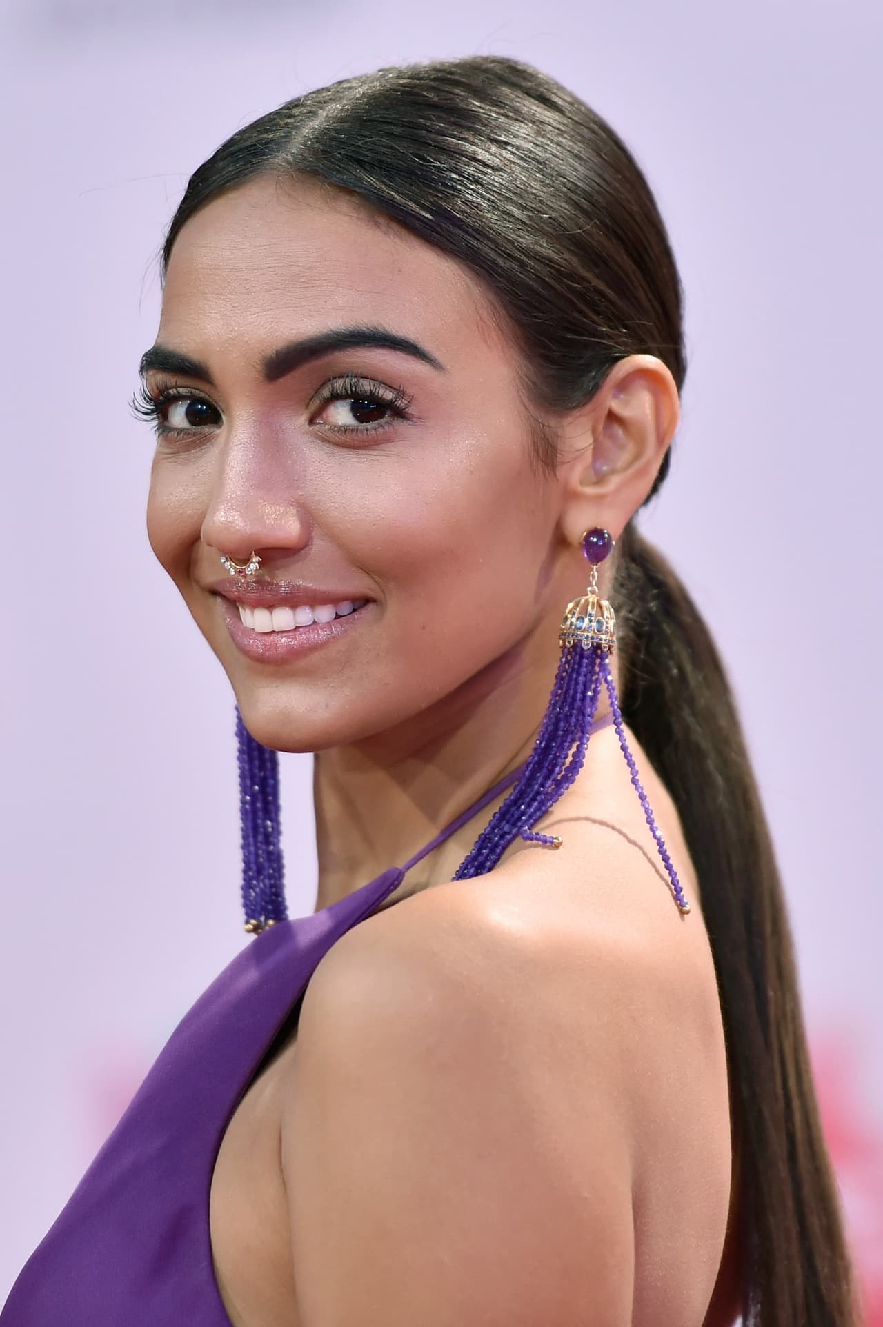 Su anillo en la nariz y unos pendientes largos y coloridos de flequillos nos encantaron.