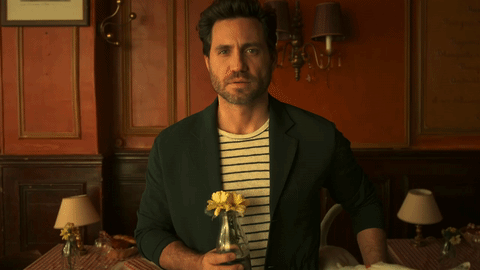 El momento en que Edgar y Charlotte quedan prendados el uno del otro, como si el tiempo se congelara.