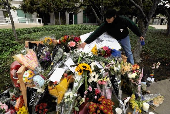 Miles de fanáticos en todo el mundo hicieron de las tiendas Apple un santuario para recordar el legado que dejó el visionario Steve Jobs.