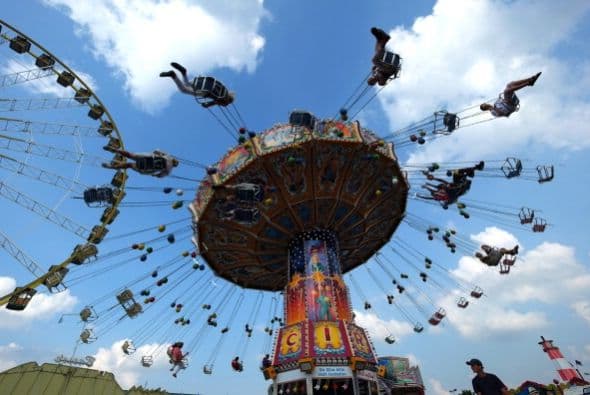 La gente disfruta de una carrusel en la feria anual Cranger Kirmes en Alemania.