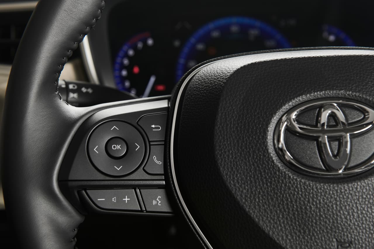 Detrás del volante del Corolla sedan 2020 las cosas cambian notablemente. El conductor ve sentado 0.98 pulgadas más abajo para una posición de manejo óptima que baja el centro de gravedad, ayuda a lograr una distribución de peso óptima y permite que el vehículo tenga una cintura más baja, un panel de instrumentos más estilizado y una visibilidad más expansiva.