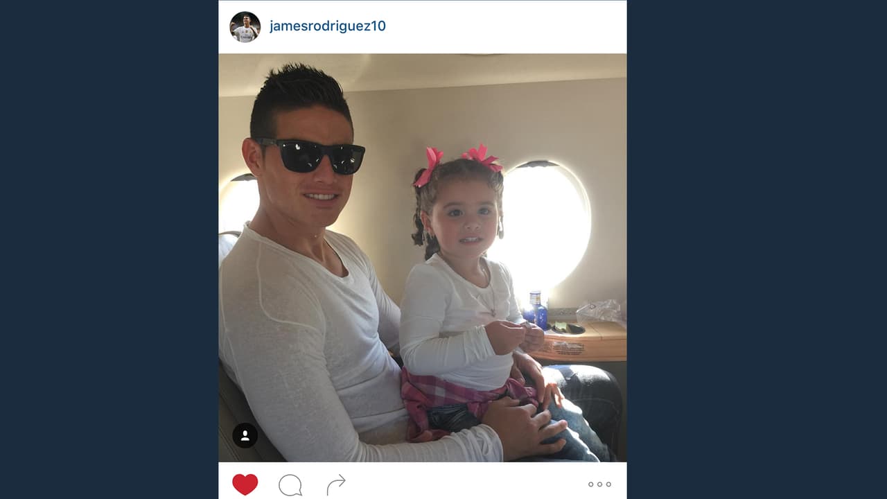 James, e jugador de futbol, acompañado por su hija Salomé