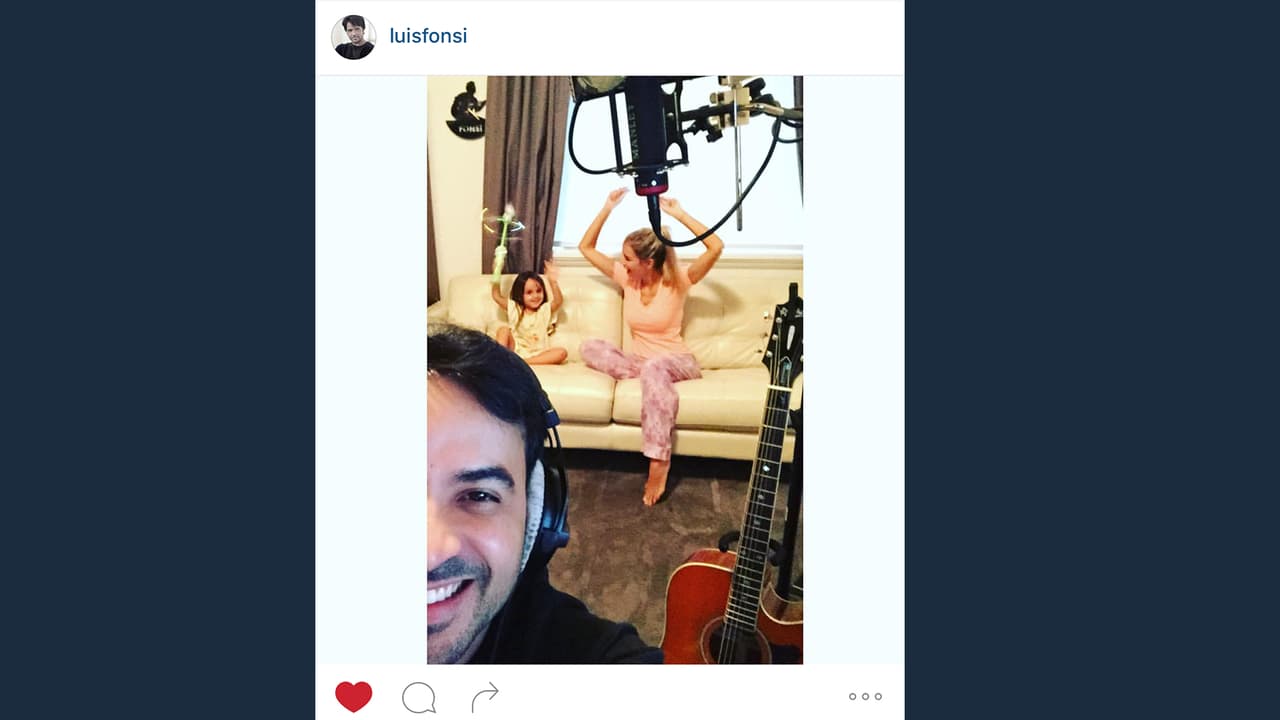 Águeda López, pareja de Luis Fonsi, aseguró: "La niña nació con los ojos abiertos, eso fue tan impresionante". También afirmó que ese día "Fonsi se echó a llorar".