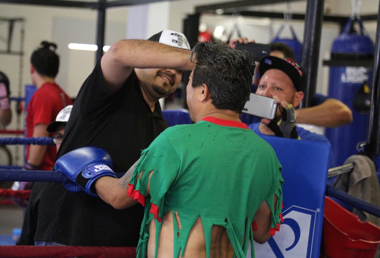 Así pagó la apuesta El Feo a Raúl 'El Pelón' después de la derrota de Julio César Chávez Jr.