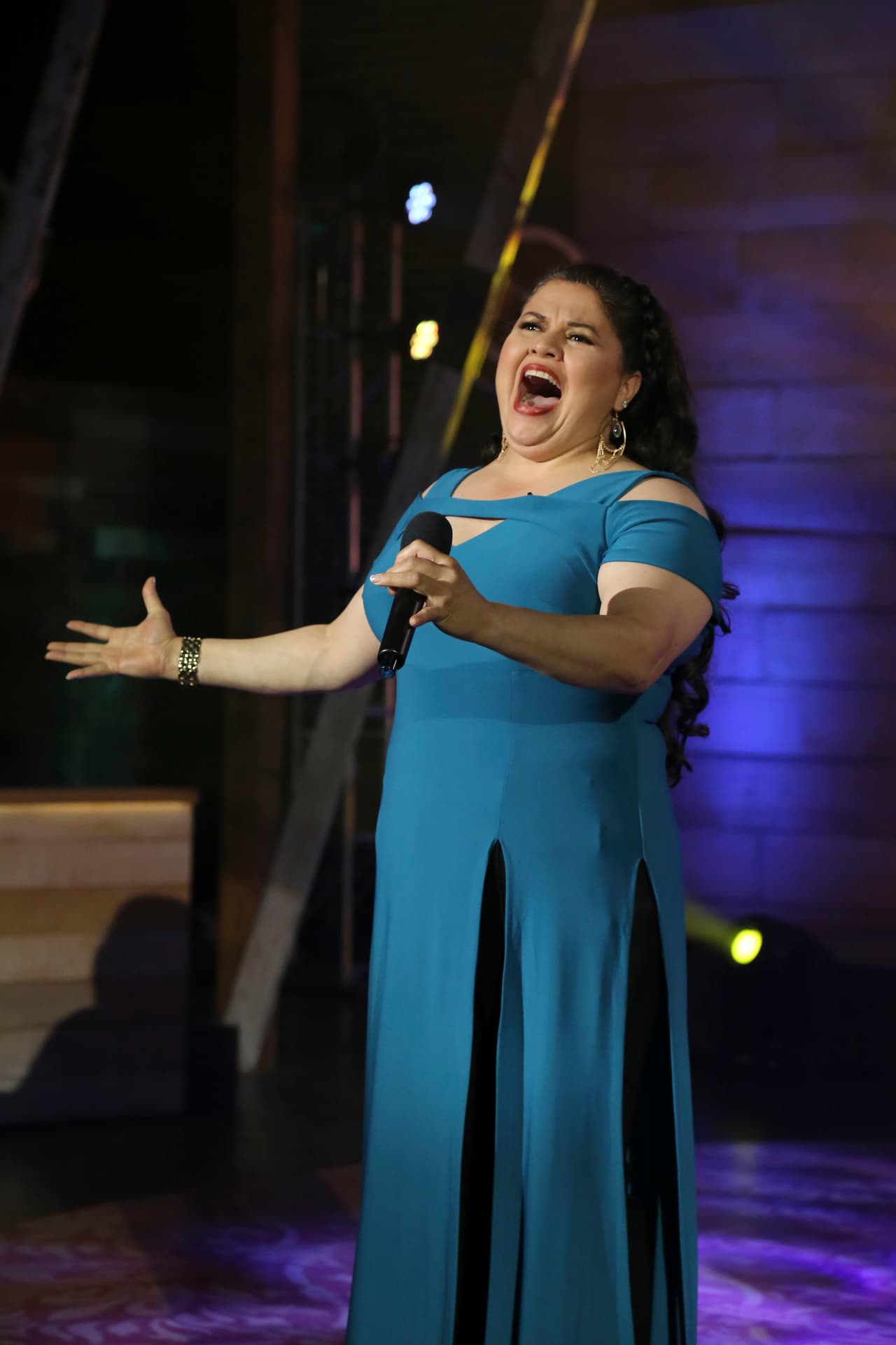 <a href="http://www.univision.com/shows/la-reina-de-la-cancion/la-actuacion-de-olivia-fue-tan-fuerte-que-todo-el-mundo-se-puso-de-pie-y-ella-no-pudo-dejar-de-llorar-video">La actuación de Olivia fue tan fuerte</a>, que todo el mundo se puso de pie y ella no pudo dejar de llorar.