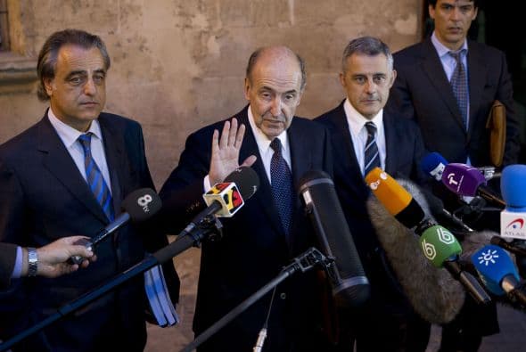 La infanta Cristina explicó durante seis horas y media de declaración judicial por el caso Nóos que se desentendió de la gestión de Aizoon, la empresa que creó al 50 % con Iñaki Urdangarin, porque confiaba plenamente en su marido, informaron fuentes jurídicas. La infanta se desligó de la administración de la sociedad familiar y aseguró que no participó en ninguna actividad del Instituto Nóos, la entidad a través de la cual Urdangarin presuntamente malversó fondos públicos. Durante el detallado interrogatorio de Castro, el primer juez que ha imputado a un miembro de la Familia Real española, la infanta admitió que hizo gastos personales con la tarjeta de crédito de Aizoon, porque entendía que no era ilegal y ha detallado que dispone de tres o cuatro tarjetas de esa clase, negando que ella o su marido tengan ninguna cuenta en paraísos fiscales y que el motivo de su presencia en la empresa que compartía con su marido fuese actuar de escudo ante Hacienda, algo que hubiera rechazado por principios. También aseguró que cuando el asesor del Rey José Manuel Romero le pidió en 2006 a Urdangarin que abandonara el Instituto Nóos, ella entendió que se trataba de evitar la mala imagen que podía acarrear que la entidad se viera envuelta en polémicas políticas, pero no pensó que su marido hiciera nada ilícito. Ella dijo que los 1,2 millones de euros que recibió de su padre para la compra de la casa del matrimonio en la ciudad de Barcelona son un préstamo que está devolviendo poco a poco.