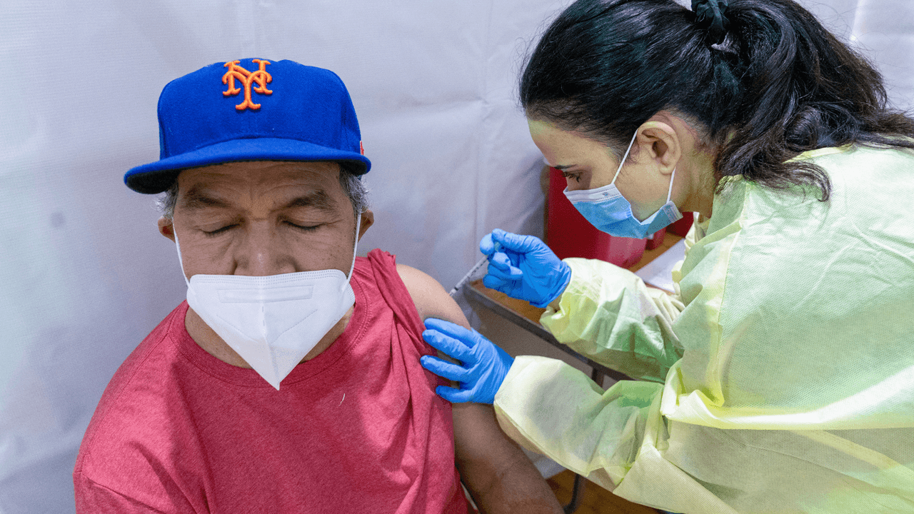 Los contagios del covid-19 han subido. Si necesitas vacunarte, esta lista del condado de Tarrant tiene las ubicaciones