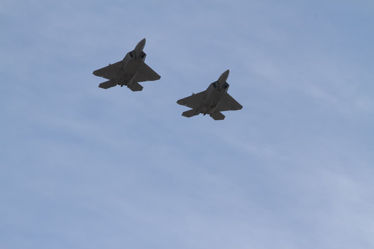Dos cazas F-22 de la FFAA de EEUU sobrevuelan Alaska.