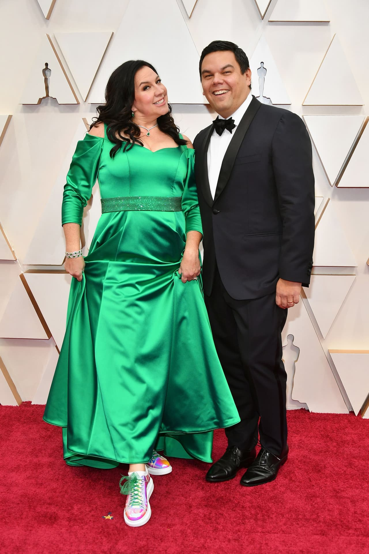 Usando un vestido verde y tenis, Kristen Anderson-Lopez caminó por la alfombra al lado del también compositor Robert Lopez, ambos compiten en la categoría de mejor canción original por 'Into the unknown' de 'Frozen II'.