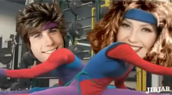 El secreto de su éxito no es solamente ser famosa, la actriz es muy activa y se divierte siempre con los fotomontajes que hacen sus fans o con los que realiza ella misma.