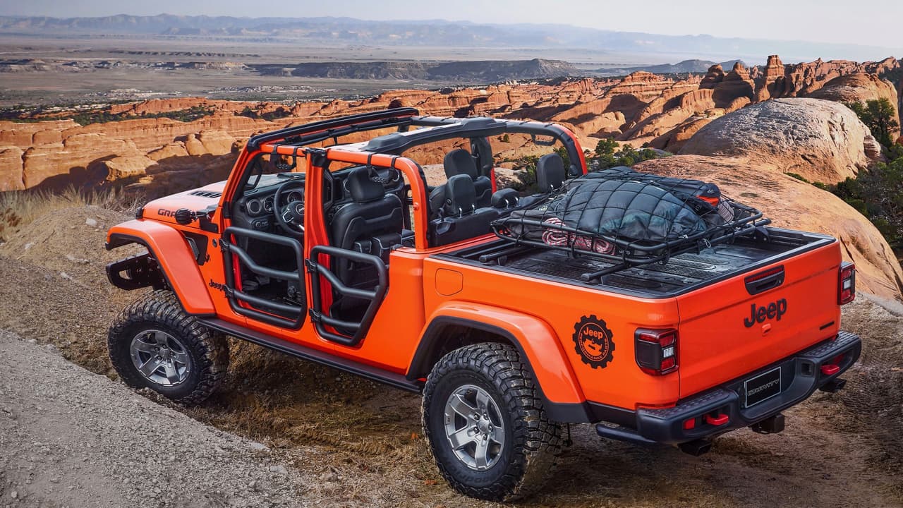La Jeep Gladiator Gravity fue dotada con un respiradero de aire fresco y un sistema de escape cat-back que aumenta la potencia del motor el cual, aunque Jeep no lo dice, suponemos que se trata del mismo V6 Pentastar de 3.6 litros que utiliza la mayoría de los prototipos en esta reseña.