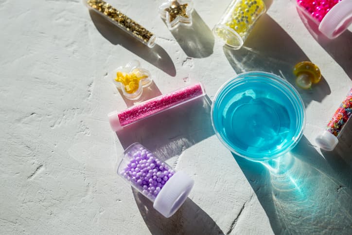 <b>Ningún set de química para menores de 12 años</b>. Aunque parezcan divertidos y creas que tu hijo ya es capaz de usarlos, conllevan riesgos de incendio o explosión y también pueden contener químicos peligrosos. 
<br>
<br>