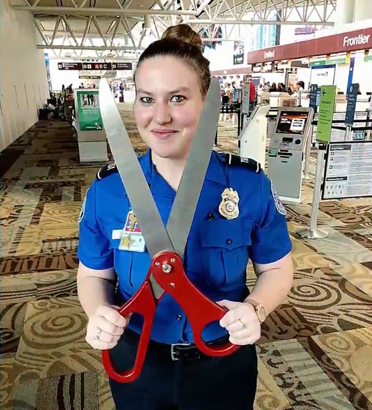 <b>3. Tijeras gigantes.</b> “Si crees que estas tijeras cortarán tu tiempo de viaje a través del punto de control, tienes una idea equivocada. Por favor, no se moleste cuando nuestros oficiales le indiquen que no puede empacar estas tijeras ceremoniales gigantes en su equipaje de mano”,
<a href="https://www.instagram.com/p/BnFFzp-HtHe/?utm_source=ig_web_copy_link" target="_blank">se lee en el post de instagram publicado en agosto de 2018</a>. Fueron encontradas en el Aeropuerto Internacional de Nashville, Tennessee