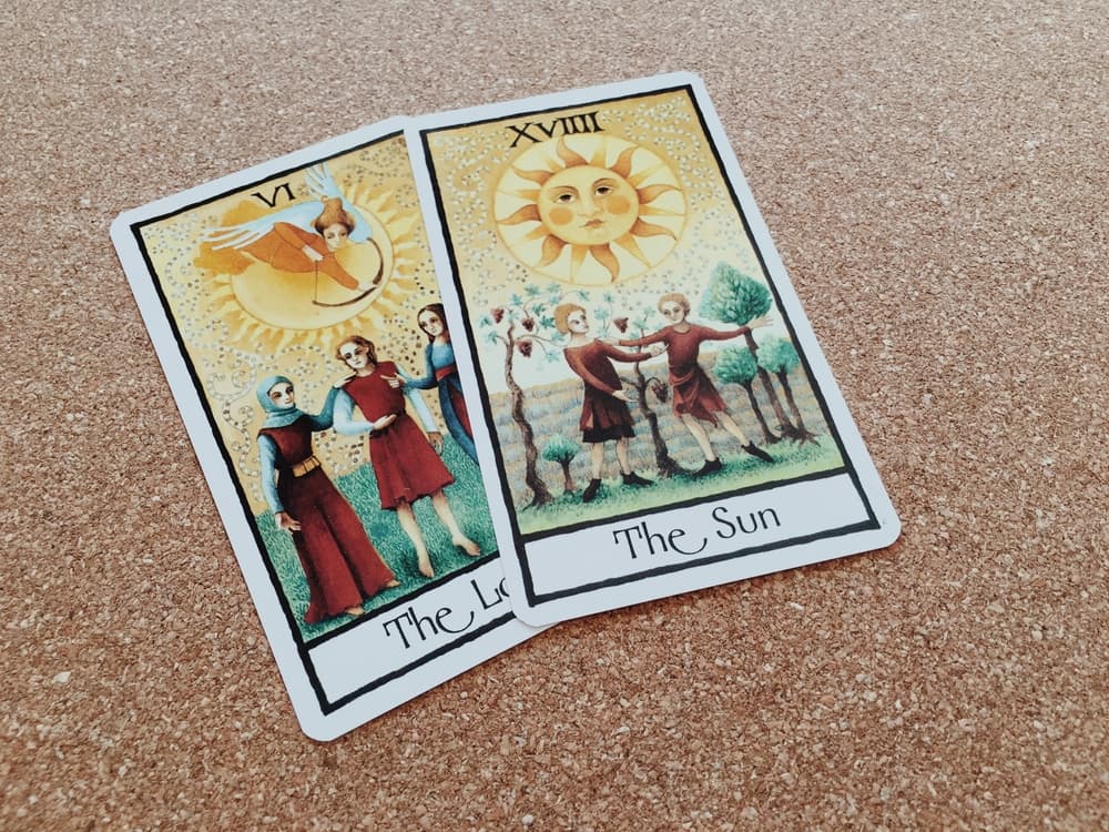 Sin embargo, esta carta también se puede interpretar como que hay que elegir entre varias opciones, que se necesita orientación sobre alguna decisión en nuestras vidas. Hay que dejar claras las prioridades y volver a evaluar las cosas en las que creemos para seguir adelante por el camino que creamos es el mejor.