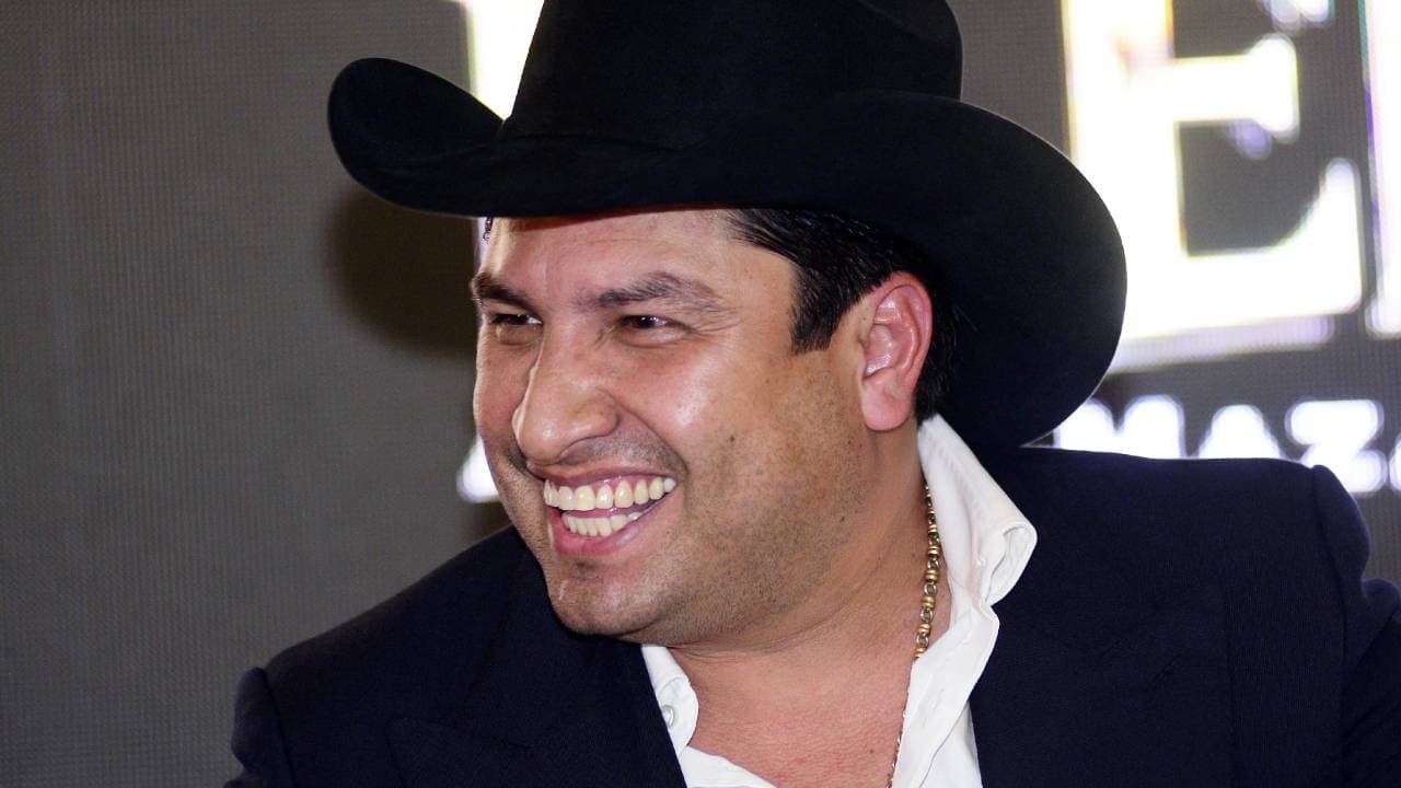 Julión Álvarez regresa a Estados Unidos y cumple una promesa después de 7 años