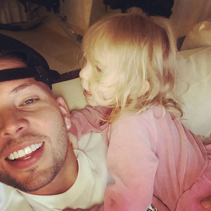 "Aún así quiero que sepas que papá esta aquí con tus hermanas esperando ese momento en el que podamos compartir como siempre y sin trabas. ¡Te amo y extraño con mi vida!".
<br>