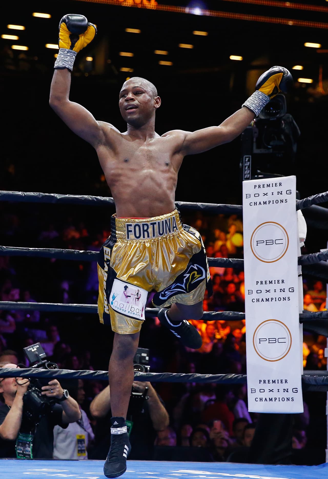 Javier Fortuna retuvo título súper pluma AMB con TKO a Carlos Iván Velázquez