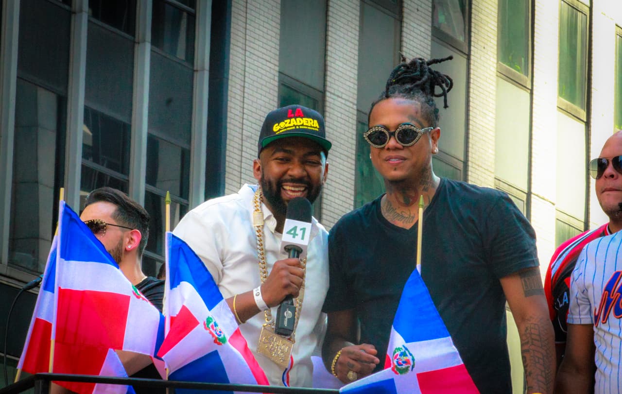 <a href="https://www.univision.com/temas/brea-frank" target="_blank">Brea Frank</a> y
<a href="https://www.univision.com/radio/nueva-york-wxny-fm/temas/shino-aguakate" target="_blank">Shino Aguakate</a> del programa radial
<a href="https://www.univision.com/radio/la-gozadera-show-new-york" target="_blank">La Gozadera</a>.