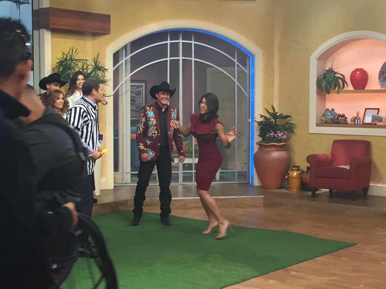 Los tacones no fueron impedimento para que las chicas dieran de patadas.