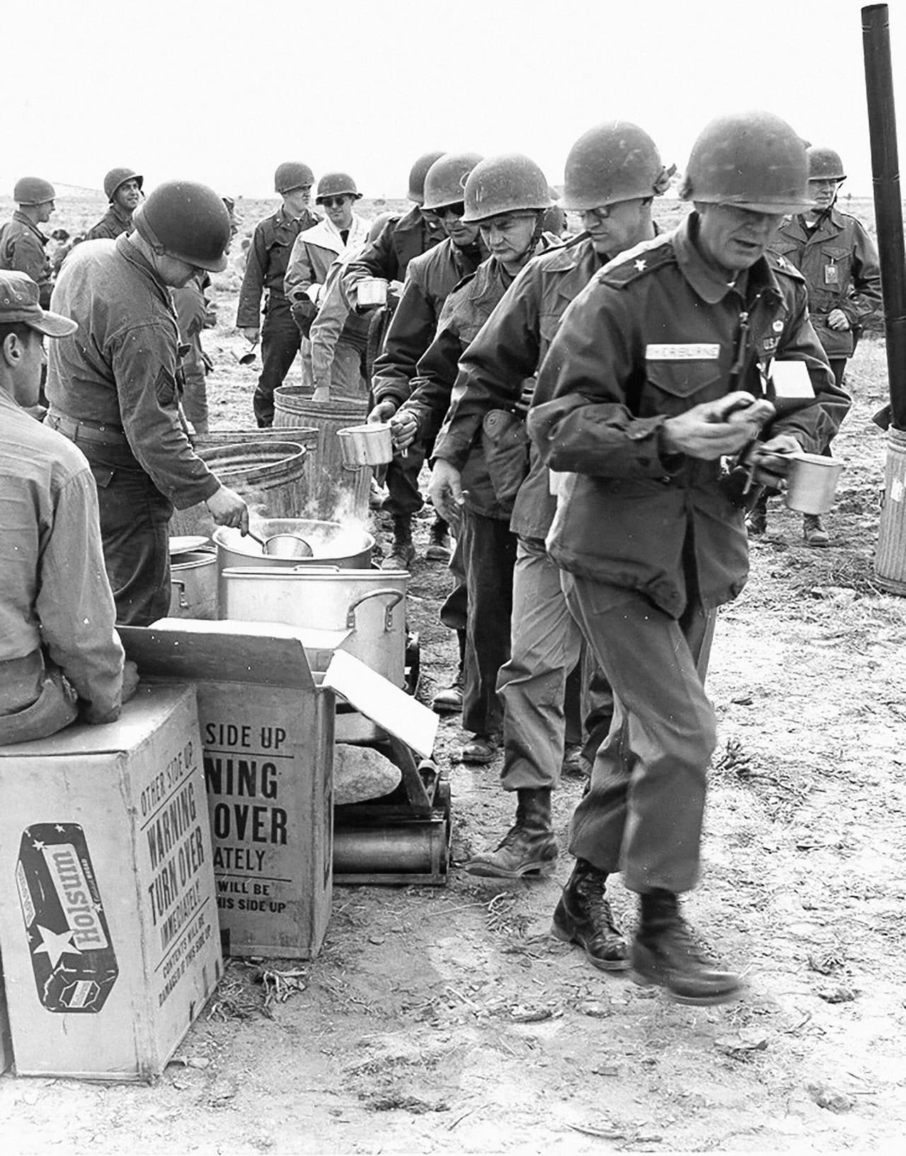 Tropas del ejercito de EEUU toman un descanso en el sitio de pruebas atómicas de Nevada. Verán una detonación desde una de las trincheras ubicadas a dos millas de distancia y luego inspeccionarán el daño al material expuesto a la onda expansiva.