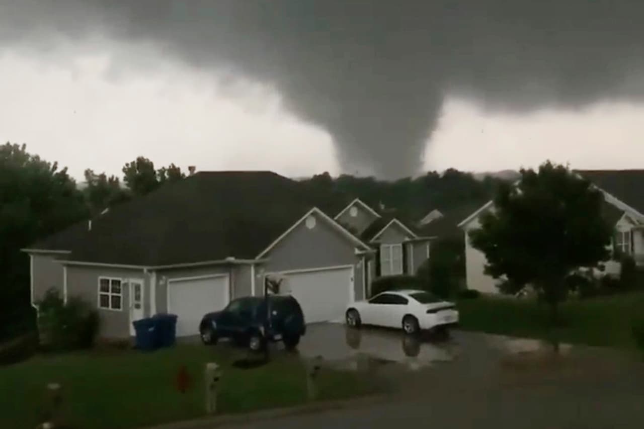 En las últimas 24 horas se han reportado al menos 29 tornados en la región, especialmente en Missouri y Oklahoma, y un total de 171 desde el pasado viernes, según reportó el Servicio Meteorológico Nacional. La imagen, tomada del video de una cámara de seguridad, muestra un tornado pasando por Carl Junction, en Missouri, a unas 4 millas (6,5 km) al norte del aeropuerto de Joplin.