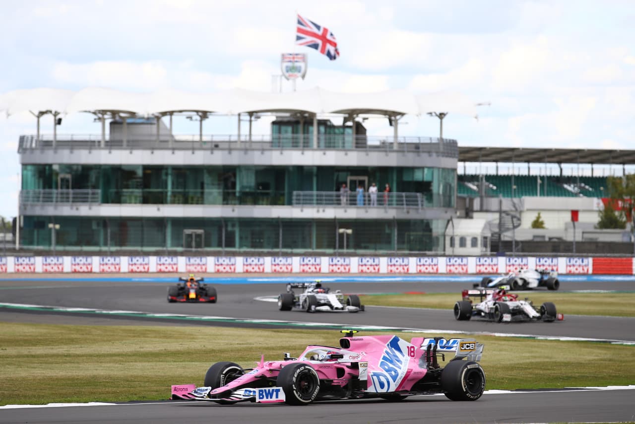 Lewis Hamilton consiguió el primer sitio en el Circuito de Silverstone. Verstappen y Leclerc completaron el podio. Ricciardo y Norris llegaron en cuarto y quito, respectivamente. Stroll, compañero de Checo Pérez, terminó en el noveno puesto. El próximo fin de semana se correrá la carrera del septuagésimo aniversario.