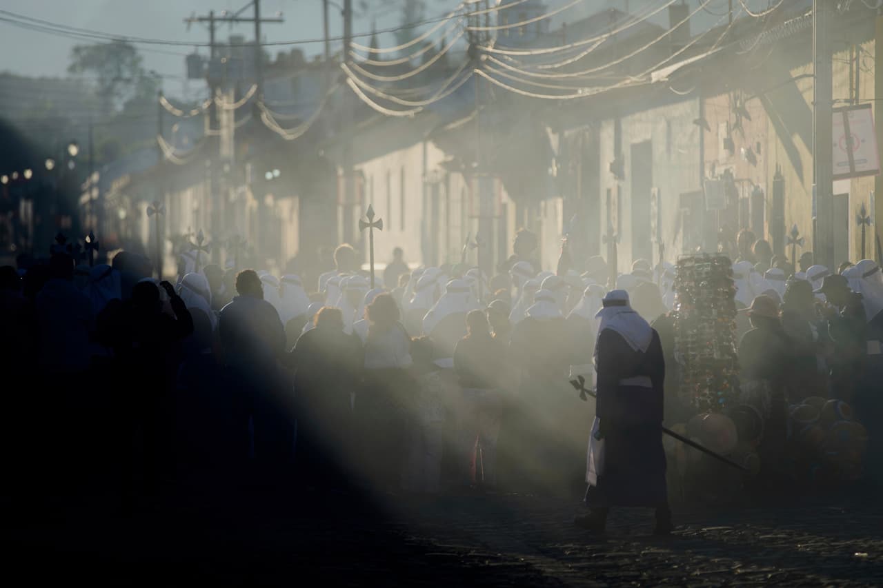 Un penitente conocido como "cucurucho" participa en una procesión del Vía Crucis durante la Semana Santa en Antigua, Guatemala, el Viernes Santo, 18 de abril de 2025.