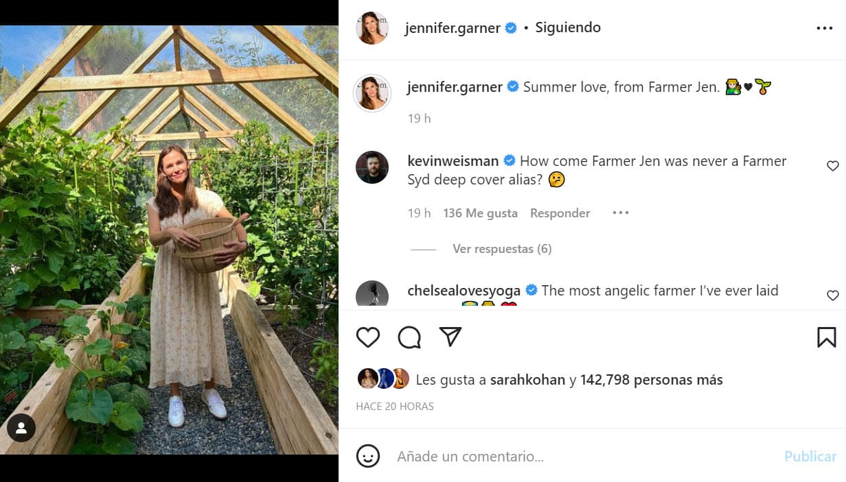 "
<b>Amor de verano</b>, de la granja de 'Jen'", escribió junto a esta foto desde lo que parece ser un invernadero.
<br>