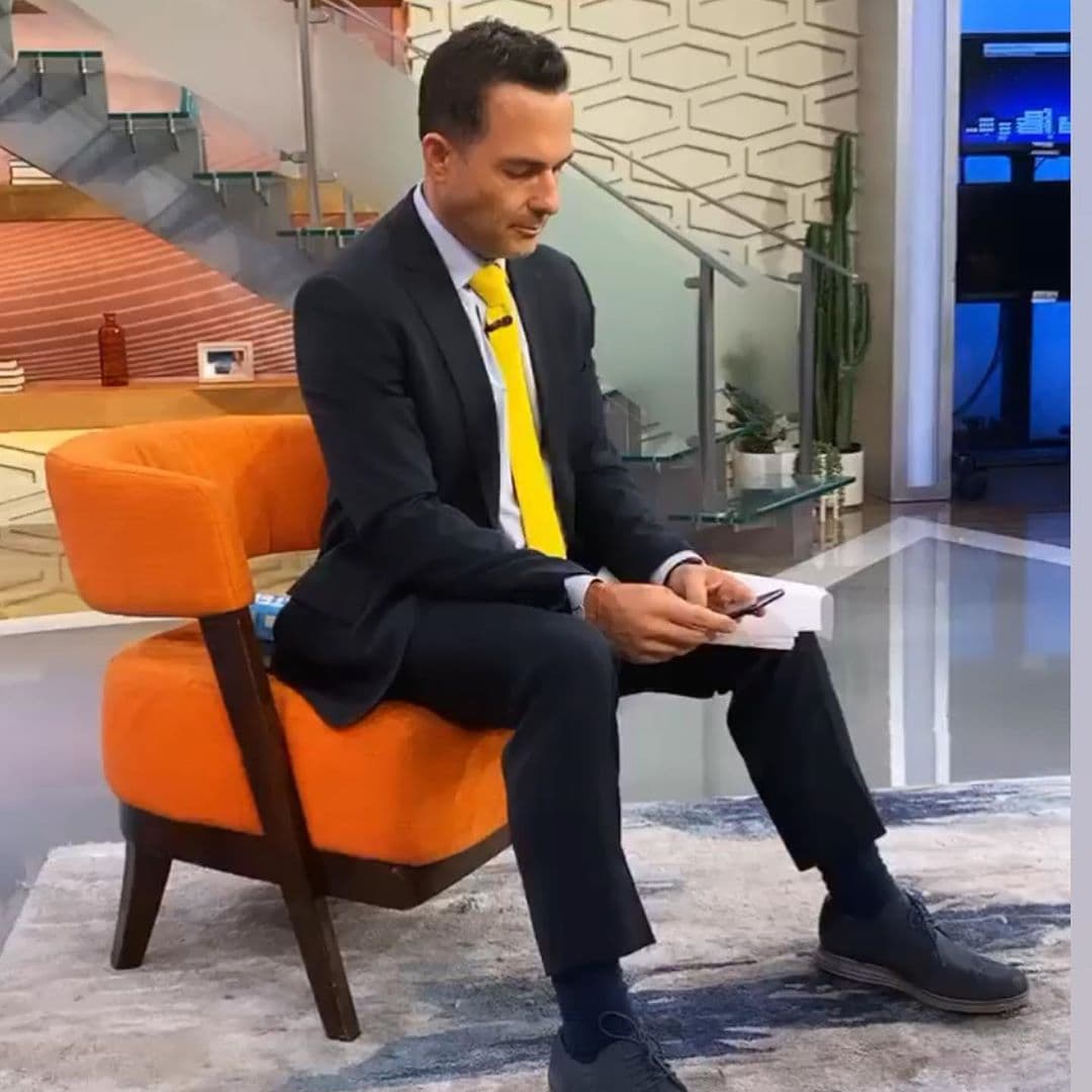 Carlitos Calderón lee y se prepara muy bien antes de entrar a Sin Rollo, y como todo un paparazzi, Jomari lo capta en cámara.