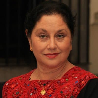 <b>Angélica Espinosa Stransky</b>, nacida en 1953, siempre interpretó papeles de mujeres mayores que ella, como en '
<b>Mirada de muje</b>r' pero su belleza clásica y sus ojos inconfundibles, la llevaron a tener una carrera espectacular. Actualmente se ha consagrado como una notable directora de escena, aunque se la extraña en la pantalla chica.