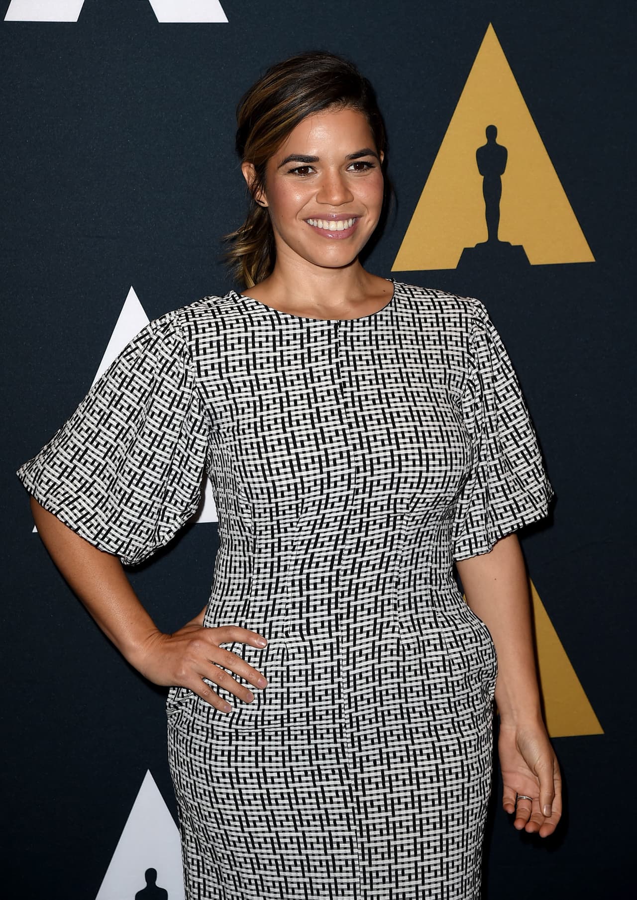 <a href="https://www.univision.com/temas/america-ferrera" target="_blank">America Ferrera</a>: la actriz norteamericana con raíces hondureñas ha apoyado movimientos de paz y construyó una escuela primaria en Mali a nombre de
<a href="www.savethechildren.org">Save the Children</a>.