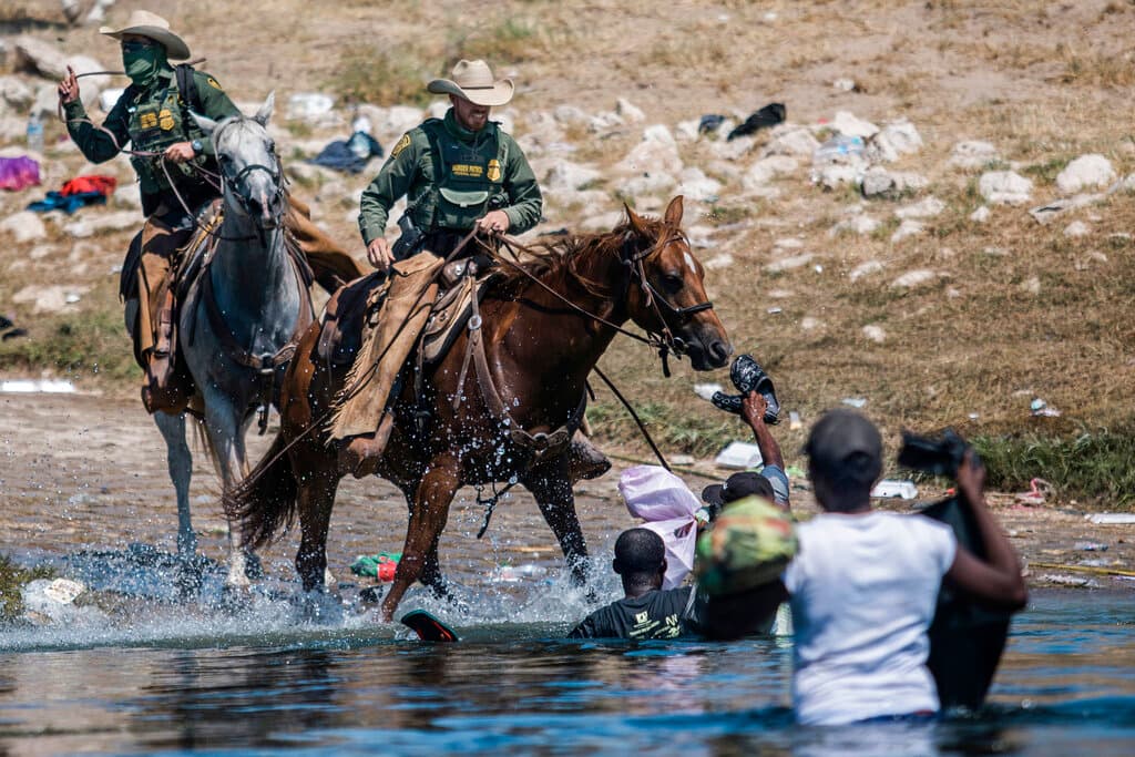 Foto del 19 de septiembre de 2021 en la que se ve a los agentes de la Patrulla Fronteriza tratando de frenar el cruce de migrantes desde Ciudad Acuña, México.