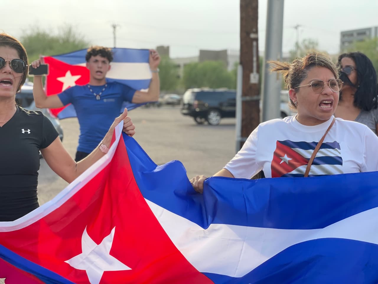 Esta semana, la administración Biden, dijo que buscara la forma garantizar que las remesas que envían los cubanos a sus familias lleguen, pero sin que el régimen interfiera como lo ha hecho por años. “Con los productos, con el dinero, al final todo casi se lo queda el gobierno cubano, y solo se esta alimentando el gobierno, eso esta mal y debe parar”, dijo Daria, manifestante presente.