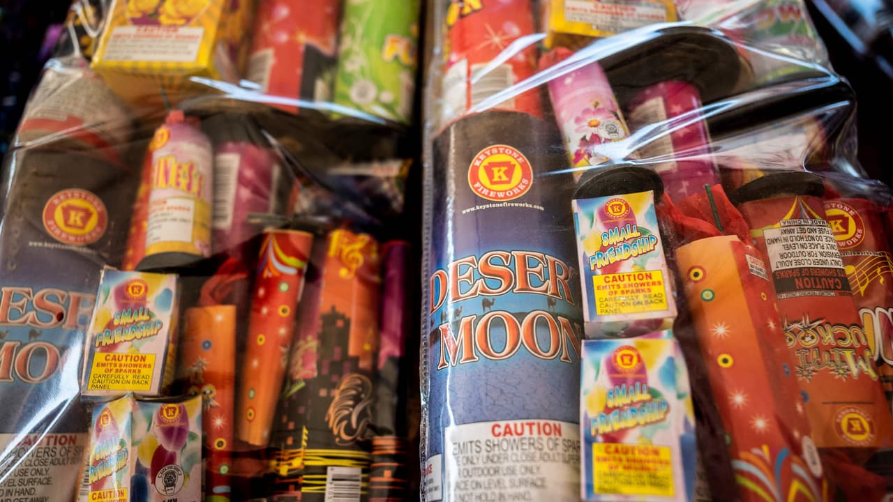 “Es maravilloso”: personas en Los Ángeles reciben tarjetas de regalo a cambio de fuegos artificiales