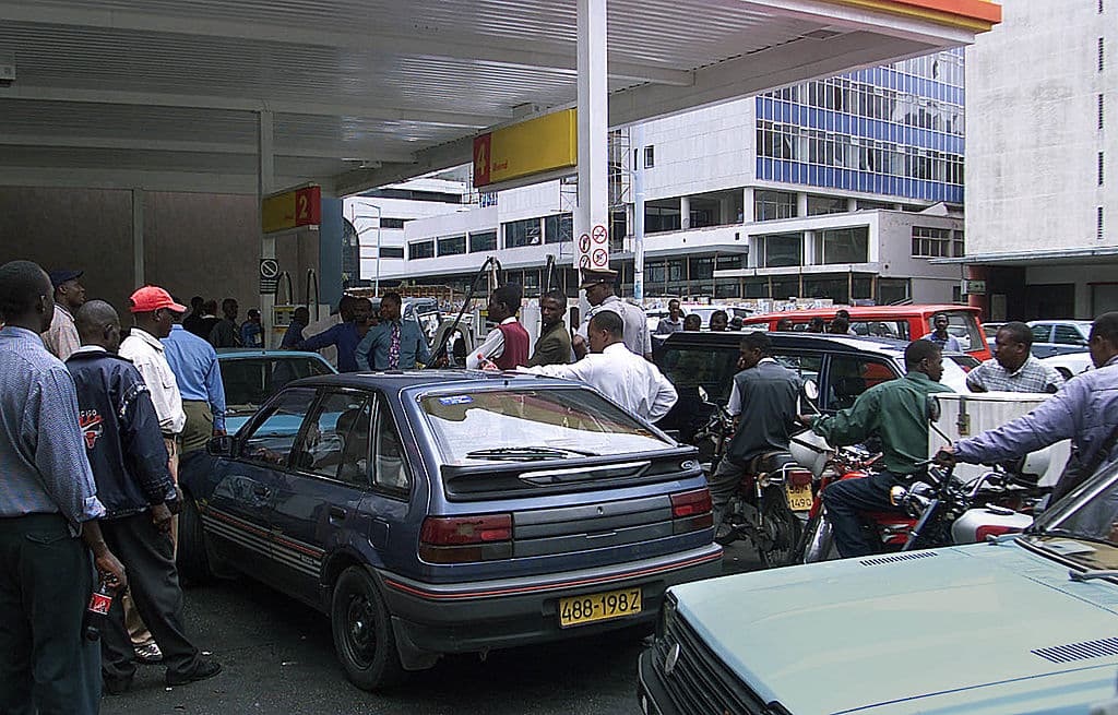 ⬆️ MÁS CARA.
<br>
<b>Lugar 2.- Zimbabwe.</b>
<br>
<br>En ese país del sur de África pagan
<b>$10.409 por galón o $2.750 por litro.</b>