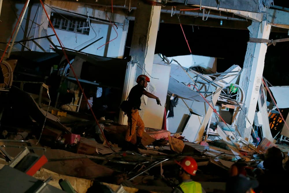 En Manila, miles de oficinistas salieron corriendo de los edificios, muchos con cascos, y otras personas salieron corriendo de sus casas. De momento se han registrado más de 400 réplicas del temblor, aunque la mayoría imperceptibles.